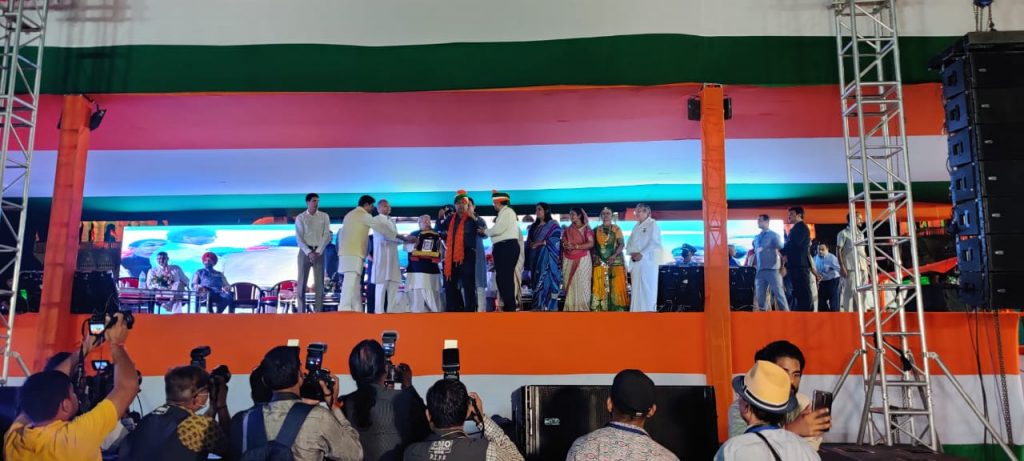 अल्बर्ट हॉल पर राष्ट्र के नाम कार्यक्रम में महामहिम राज्यपाल श्री कलराज मिश्र जी को सौगात देकर सम्मानित किया