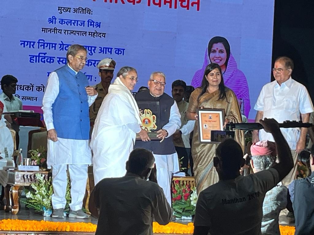 सुषमा दीदी जी को श्री कलराज मिश्र जी ने योग के क्षेत्र में महत्वपूर्ण योगदान के लिए योग विभूति सम्मान से सम्मानित किया |